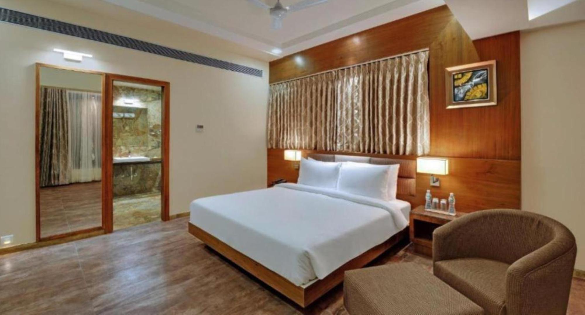 Hotel Seven Inn Near Delhi Airport 뉴델리 외부 사진