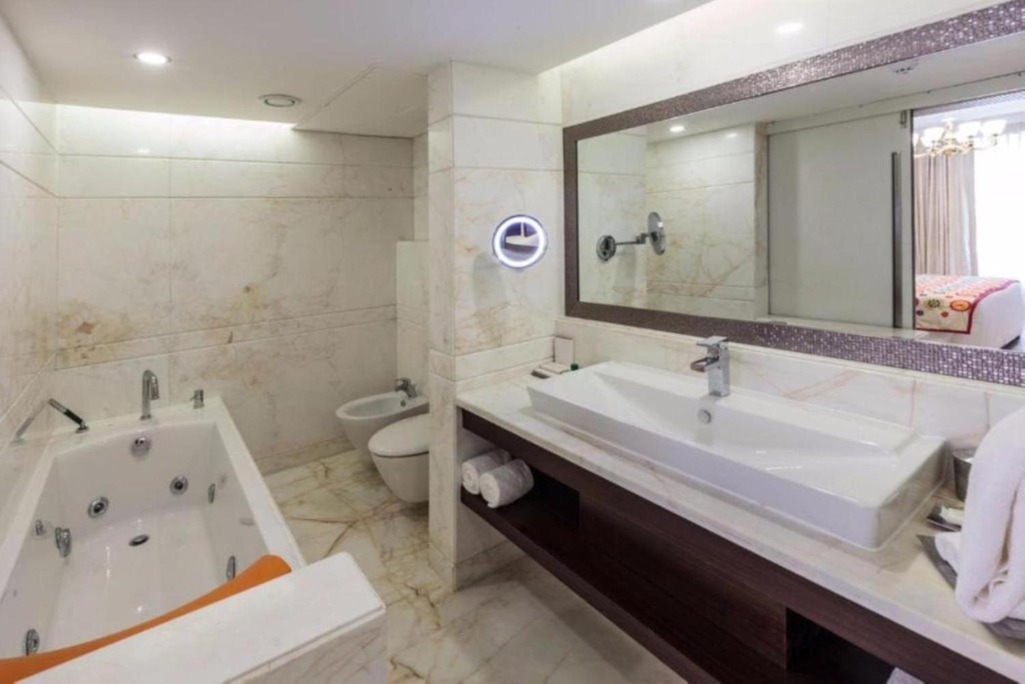 Hotel Seven Inn Near Delhi Airport 뉴델리 외부 사진